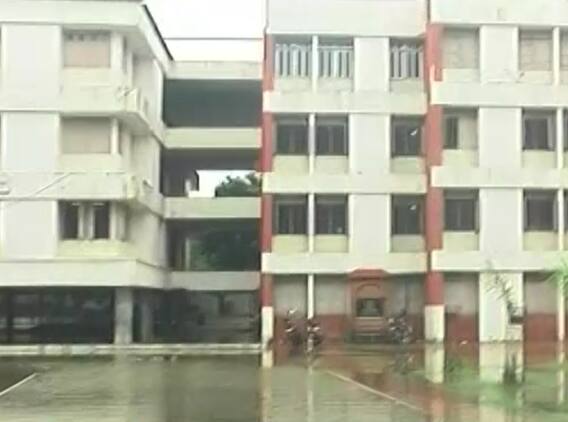 વરસાદ બંધ થયાને થયા પાંચ કલાક છતા શાળામાં ગોઠણડુબ પાણી, વિદ્યાર્થીઓ આવી સ્થિતિમાં પરીક્ષા આપવા મજબૂર