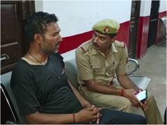 Unnao News: दबंगों से तंग आकर शख्स ने डीएम ऑफिस में की आत्मदाह की कोशिश, पुलिस ने हिरासत में लिया