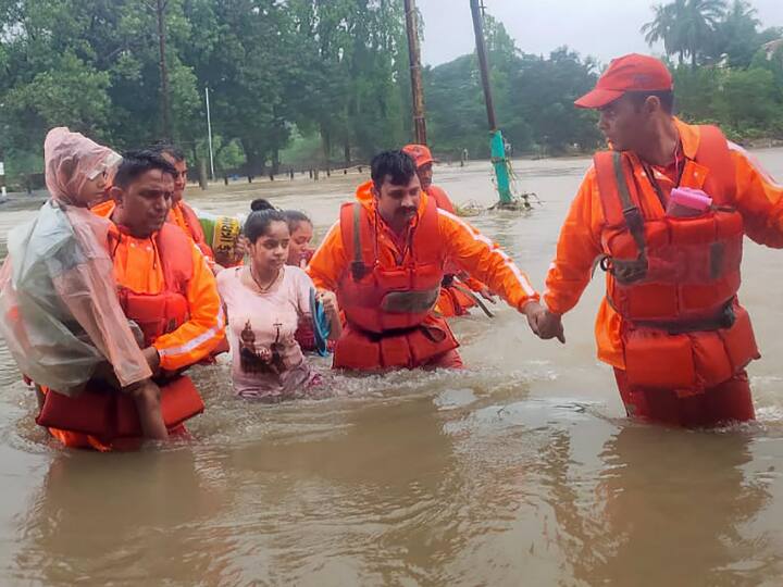Flood In India: पहाड़ से मैदान तक आसमानी आफत के आगे बेबस लोग, किन्नौर में फिर फटा बादल, देहरादून में आज बंद रहेंगे स्कूल Flood In India Heavy rains and floods caused havoc in many states from Jammu to Uttarakhand Flood In India: पहाड़ से मैदान तक आसमानी आफत के आगे बेबस लोग, किन्नौर में फिर फटा बादल, देहरादून में आज बंद रहेंगे स्कूल