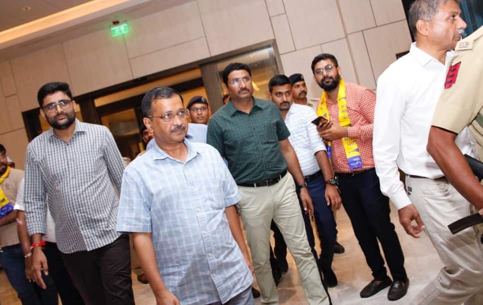 દિલ્હીના મુખ્યમંત્રી અરવિંદ કેજરીવાલ સુરત પહોંચ્યા, આવતીકાલે કરી શકે છે મોટી જાહેરાત AAP chief Arvind Kejriwal arrives in Surat દિલ્હીના મુખ્યમંત્રી અરવિંદ કેજરીવાલ સુરત પહોંચ્યા, આવતીકાલે કરી શકે છે મોટી જાહેરાત