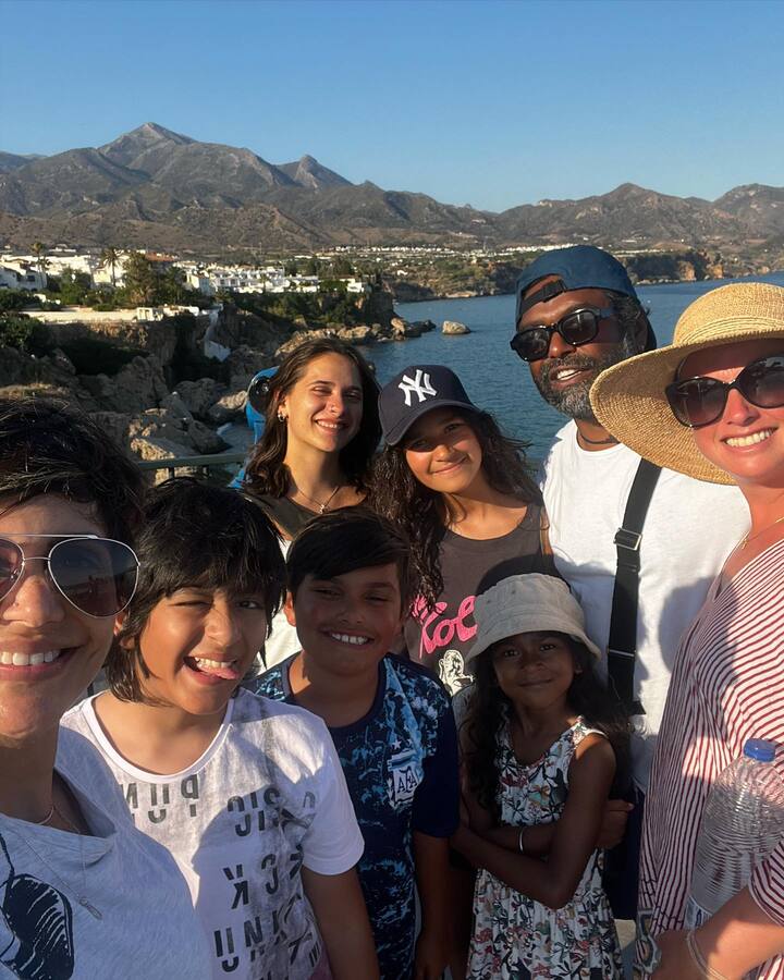 मंदिरा बेदी अपने बच्चों और दोस्तों के साथ वेकेशन पर गई हैं. वह लगातार अपनी ट्रिप से तस्वीरें शेयर कर रही हैं.