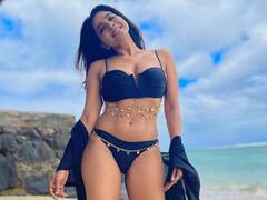 Sakshi Agarwal Photos: సాగర తీరంలో సాక్షి అందాల వల - చిక్కుకోకుండా తప్పించుకోగలరా!