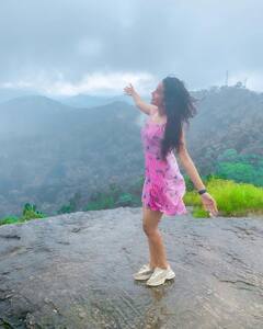 Deepika Pilli: ప్రకృతి అందాల నడుమ వయ్యారాలు ఒలకబోస్తున్న దీపికా పిల్లి