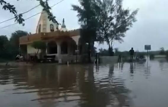 વડોદરાઃ રોપા ગામમાં છેલ્લા 24 કલાકથી કેડસમા ભરાયા છે પાણી, સ્થાનિકો ત્રાહિમામ