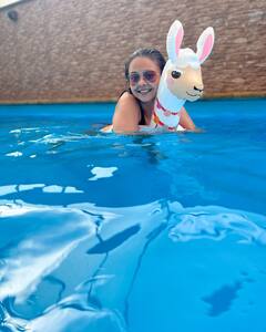 Devoleena Bhattacharjee Pics: पूल में मस्ती करती नजर आईं ‘साथ निभाना साथिया’ की गोपी बहू, सामने आईं ये तस्वीरें