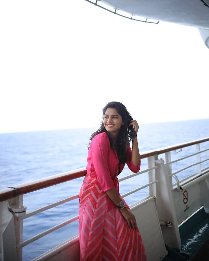 முதலாம் பார்வையிலே மனதை ஈர்ப்பாளே..!முதல்முதல் பார்வையிலே மனதை ஈர்ப்பாளே!
