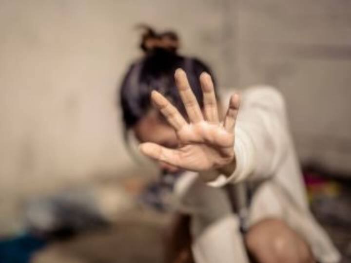 ட்யூசனுக்கு வந்த மாணவியை காதலனுக்காக விடுதிக்கு அழைத்துச் சென்ற ஆசிரியை! வன்கொடுமை செய்த கொடூரம்!