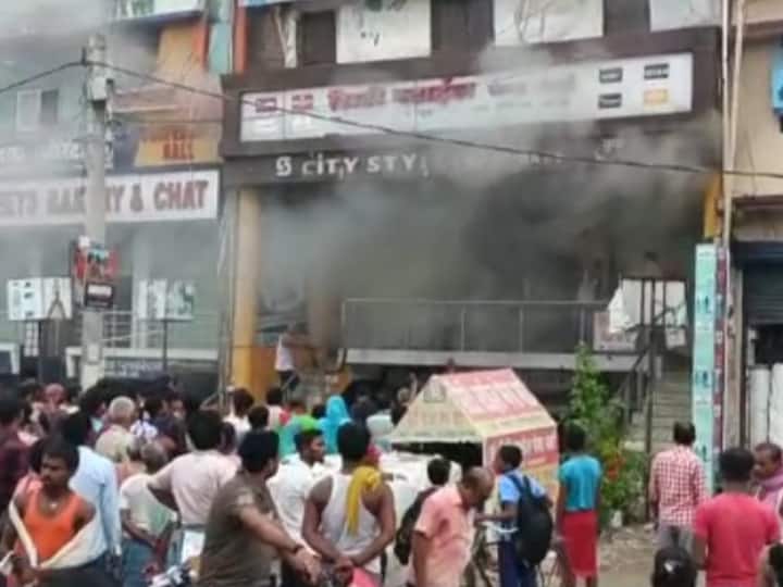 Fire in Mart due to electrical short-circuit in Dalsinghsarai on wednesday Samastipur News: दलसिंहसराय में बिजली के शॉर्ट-सर्किट से मार्ट में लगी आग, 10 लाख से अधिक का कपड़ा जलकर हुआ राख