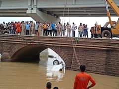 Durg Shivnath River: मछुआरों की मदद से शिवनाथ नदी में डूबी कार 72 घंटे बाद बरामद, एक लाश भी मिली