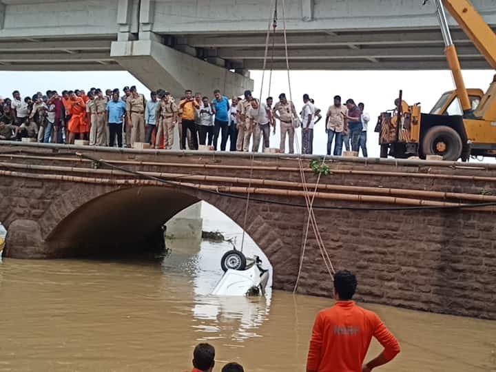 छत्तीसगढ़ के दुर्ग से बहने वाली शिवनाथ नदी में रविवार रात से डूबी कार को 72 घंटे बाद नदी से बाहर निकाल लिया गया है. तीन दिन पहले शिवनाथ नदी के छोटी पुल से गिरने के बाद करीब 300 मीटर की दूरी पर कार मिली है. बुधवार दोपहर करीब साढ़े बारह बजे स्थानिय मछुआरों की मदद से एसडीआरएफ और एनडीआरएफ की टीम ने कार बरामद कर लिया है.