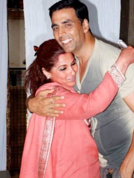 अक्षय कुमार और डिम्पल कपाड़िया- एक्ट्रेस डिम्पल कपाड़िया की बेटी ट्विंकल खन्ना की शादी बॉलीवुड के खिलाड़ी अक्षय कुमार (Akshay Kumar) से हुई है. दामाद और सासू मां एक दूसरे के साथ काफी प्यारा रिश्ता शेयर करते हैं.