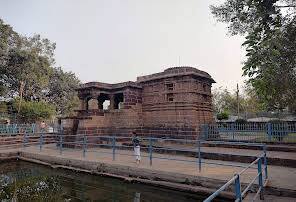 इन सभी के अलावा यहां एक नाग-नागिन का जोड़ा भी रहता है. इस जोड़े को लोगों ने कई बार शिवलिंग से लिपटे हुए भी देखा है. उनका मानना है कि आज भी है नाग-नागिन का जोड़ा इस मंदिर में विचरण करते हैं. हालांकि अब तक ये नाग-नागिन के जोड़े से कभी किसी को कोई नुकसान नहीं पहुंचा है. बता दें कि हर साल महाशिवरात्रि के दिन मंदिर में दो दिन का मेला लगाया जाता है. जिसमें दूर-दूर से भक्त आते हैं. इस मेले को देवबलोदा का मेला भी कहा जाता है.