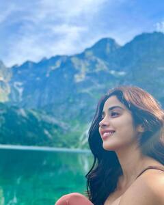 Actress Janhvi kapoor : பூங்காற்றே பூங்காற்றே...நடிகை ஜான்வி கபூர் வெகேஷன் போட்டோஸ் !