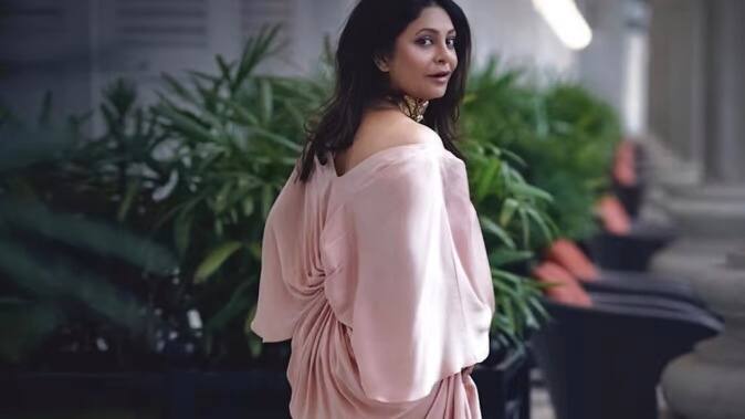 Shefali Shah Birthday Special: ਬਾਲੀਵੁੱਡ ਫਿਲਮਾਂ 'ਚ ਕਈ ਛੋਟੇ-ਵੱਡੇ ਰੋਲ ਕਰ ਚੁੱਕੀ ਅਭਿਨੇਤਰੀ ਸ਼ੈਫਾਲੀ ਸ਼ਾਹ ਅੱਜ-ਕੱਲ੍ਹ ਕਿਸੇ ਪਛਾਣ ਦੀ ਮੋਹਤਾਜ ਨਹੀਂ ਹੈ। ਅੱਜ ਸ਼ੈਫਾਲੀ ਆਪਣਾ 50ਵਾਂ ਜਨਮਦਿਨ ਮਨਾ ਰਹੀ ਹੈ। 20 ਜੁਲਾਈ 1972 ਨੂੰ ਮੁੰਬਈ, ਮਹਾਰਾਸ਼ਟਰ ਵਿੱਚ ਜਨਮੀ ਸ਼ੇਫਾਲੀ ਦੇ ਪਿਤਾ ਦਾ ਨਾਮ ਸੁਧਾਕਰ ਸ਼ੈੱਟੀ ਹੈ ਅਤੇ ਉਹ ਸਾਬਕਾ ਆਰਬੀਆਈ ਕਰਮਚਾਰੀ ਹਨ। ਸ਼ੈਫਾਲੀ ਦੀ ਮਾਂ ਦਾ ਨਾਂ ਸ਼ੋਭਾ ਸ਼ੈੱਟੀ ਹੈ। ਉਸਨੇ ਆਪਣੀ ਮੁਢਲੀ ਪੜ੍ਹਾਈ ਆਰਿਆ ਵਿਦਿਆਮੰਦਿਰ ਸਾਂਤਾਕਰੂਜ਼, ਮੁੰਬਈ ਤੋਂ ਕੀਤੀ।