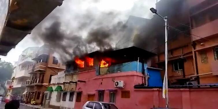 Kolkata Bhowanipore house catches fire while puja was going on Bhowanipore Fire: পুজো চলাকালীন ভবানীপুরে দোতলা বাড়িতে বিধ্বংসী আগুন, মোমবাতির শিখা থেকে বিপত্তি বলে অনুমান