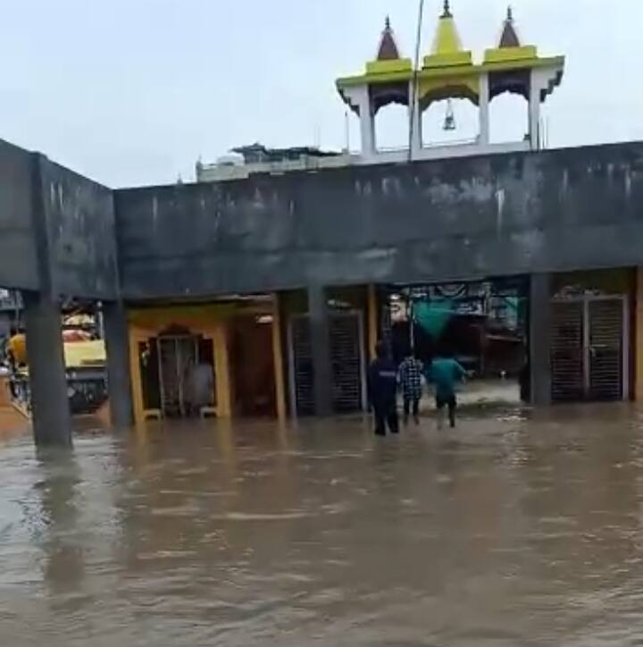 Wrdha : आजनसरा देवस्थानाला पुराचा मोठा फटका, कार्यालयातील इलेक्ट्रिक वस्तू प्लायवूड आणि इतर वस्तू भिजल्याने नुकसान Wrdha Latest news update Ajansara temple rain Wrdha : आजनसरा देवस्थानाला पुराचा मोठा फटका, कार्यालयातील इलेक्ट्रिक वस्तू प्लायवूड आणि इतर वस्तू भिजल्याने नुकसान