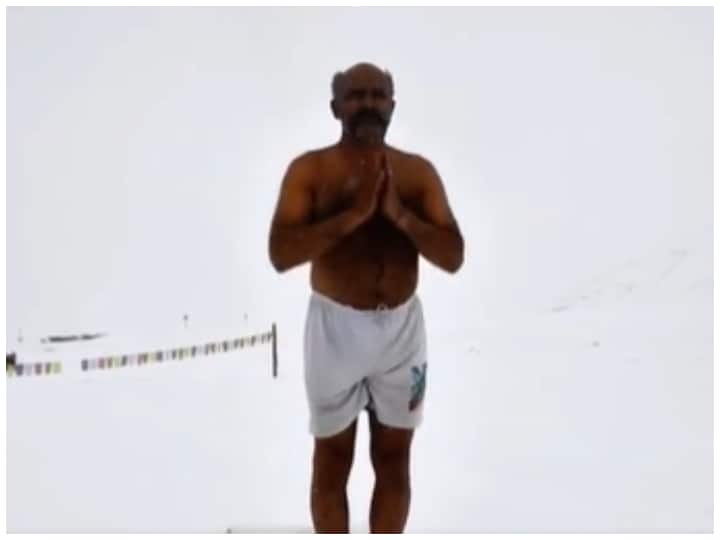 ITBP officer did Surya Namaskar at an altitude of 18 thousand feet social media viral video Viral: 18 हजार फीट की ऊंचाई पर बर्फ के बीच ITBP अधिकारी ने किया सूर्य नमस्कार, देखिए वीडियो