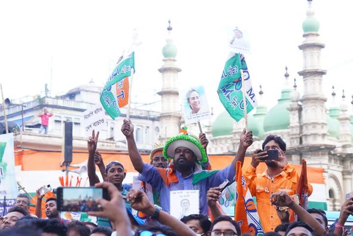 সিঁড়ি তৈরি থেকে, মঞ্চের ওপরের কাজ। জোরকদমে চলছে শেষ মুহূর্তের প্রস্তুতি। তৃণমূলের একুশের প্রস্তুতি ঘিরে, ধর্মতলা জুড়ে বিশাল রাজনৈতিক আয়োজন। বুধবার সকাল থেকেই দফায় দফায় পরিদর্শনে আসেন পুলিশ আধিকারিকরা।