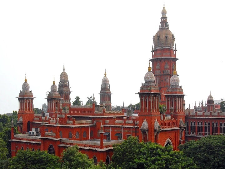 After the tweet on a notice board prohibiting the extinct pager, inside court halls, went viral, the Madras High Court administration has removed the board. HC: பேஜர் தந்த பேஜார்... உயர்நீதிமன்றத்தில் அகற்றப்பட்ட அறிவிப்பு பலகை!