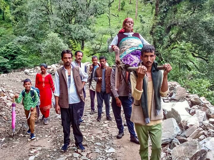 Uttarakhand 12 km to take sick woman hospital Villagers walking on foot, still lack of road and hospital Uttarkashi News: बीमार महिला को अस्पताल पहुंचाने के लिए 12 KM पैदल चले ग्रामीण, कई मरीज रास्ते में ही तोड़ देते हैं दम