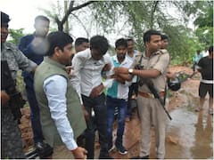 Jhansi: सड़क पर घायल युवक को देख मंत्री नंद गोपाल गुप्ता ने रोकी अपनी गाड़ी, इलाज के लिए अस्पताल पहुंचाया