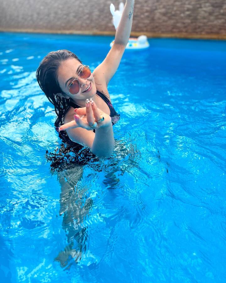 देवोलीना की ये तस्वीरें जैसे ही सोशल मीडिया पर सामने आईं, फैंस इस पर कमेंट करने से खुद को रोक नहीं पाए.