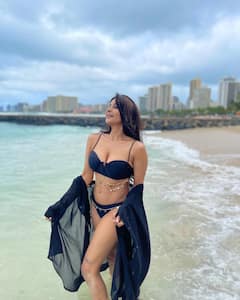 Sakshi Agarwal Photos: సాగర తీరంలో సాక్షి అందాల వల - చిక్కుకోకుండా తప్పించుకోగలరా!