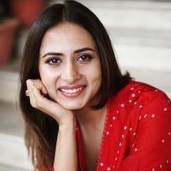 Sargun Mehta Photos:  रेड सूट में बेहद खूबसूरत दिखीं सरगुन मेहता, सीढ़ियों पर बैठकर दिए दिलकश पोज