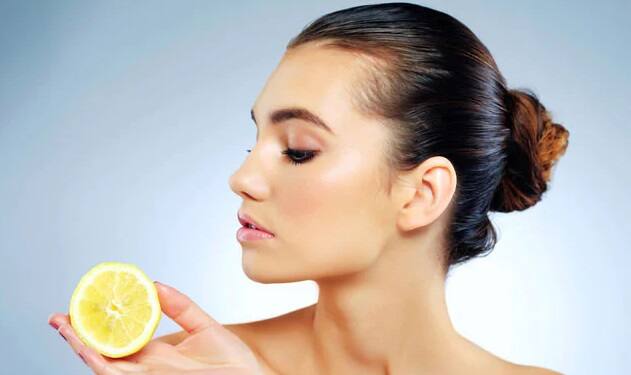 ઘરમાં જ મોજૂદ કેટલીક વસ્તુઓથી આપ તૈયાર કરી શકે છો બ્લીચ, તેનાથી આપના ચહેરાને ઇન્સ્ટન્ટ નિખાર મળશે. ઘરમાં જ બ્લીચ બનાવવાની ઇચ્છા હોય તો તેના માટે ઘરમાં પપૈયું, દૂધ,બટાટા, બીટ,  અનેલીંબુ હોવું જરૂરી છે. આ પાંચ વસ્તુથી આપ ઘર પર નેચરલ બ્લીચ બનાવી શકો છો. હવે તેને બનાવવાની રીત સમજી લઇએ.