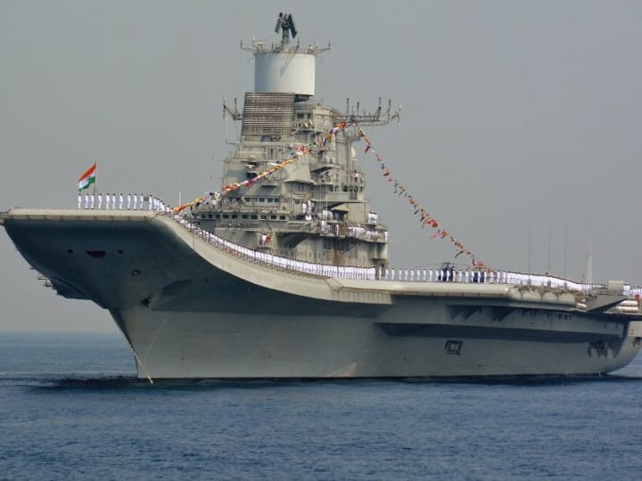 INS Vikramaditya fire: Board of inquiry ordered by Indian Navy to investigate fire incident onboard aircraft carrier ann INS Vikramaditya Fire: समुद्र में ट्रायल के दौरान एयरक्राफ्ट कैरियर आईएनएस विक्रमादित्य पर लगी आग, जांच के आदेश