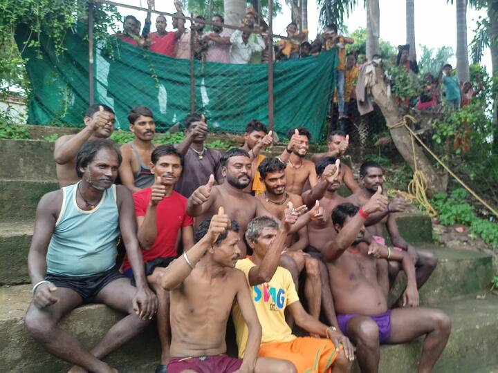 इसके बाद पुलिस एनडीआरएफ और एसडीआरएफ की टीम ने स्थानीय मछुआरों की मदद ली. फिर नदी में मछुआरों ने महाजाल लगाकर कार की खोजबीन शुरू की और मात्र 10 मिनट में ही मछुआरों ने उस अज्ञात कार को अपने जाल में फंसा लिया. इसके बाद मछुआरों और एनडीआरएफ और एसटीआरएफ की मदद से नदी से उस कार को बाहर निकाला गया. इस रेस्क्यू को देखने के लिए शिवनाथ नदी के पास हजारों की संख्या में लोगों की भीड़ जमा हो गई थी, जो कि पुल के आसपास व नए के पुल के ऊपर जमे हुए थे.