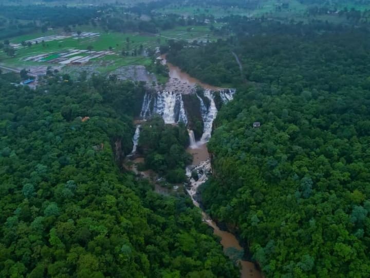 Bastar Chhattisgarh Tourists reaching in large numbers to see Tirathgarh  Waterfall beautiful due to rain ANN | Bastar News: छत्तीसगढ़ के इस वाटरफॉल  की खूबसूरती में लगे चार चांद, क्यों खिंचे चले