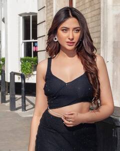 PHOTO: माहिरा शर्माचा क्लासी लूक, ब्लॅक आऊटफिट्समध्ये दिसतेय झकास!