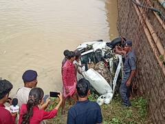 Durg Shivnath River: मछुआरों की मदद से शिवनाथ नदी में डूबी कार 72 घंटे बाद बरामद, एक लाश भी मिली