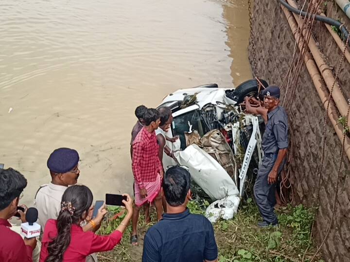 कार के अंदर एक व्यक्ति की लाश भी बरामद किया है जिसकी शिनाख्त निशांत भंसाली के तौर पर हुई है और वह रायपुर का रहने वाला है  पुलिस इस घटना को आत्महत्या बता रही है. बता दें कि रविवार की रात करीब 11 से 12 के बीच शिवनाथ नदी के ऊपर बने बंद पड़े छोटे पुल का बैरिकेड हटाकर कार पुल के ऊपर आई और वह नदी में गिर गई थी. जिसे देखने का दावा वहीं पास में रहने वाले श्याम ढीमर ने किया था.