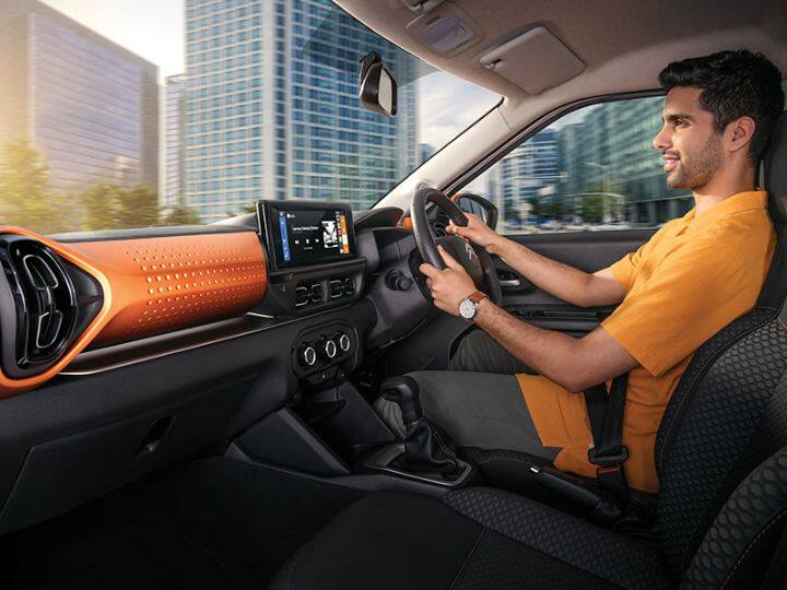 Citroen C3 मध्ये 1.2-लिटर NA पेट्रोल इंजिन देण्यात आले आहे. जे 82 hp पॉवर आणि 115 Nm टॉर्क जनरेट करते. हे 5-स्पीड मॅन्युअल गिअरबॉक्सशी जोडलेले आहे.