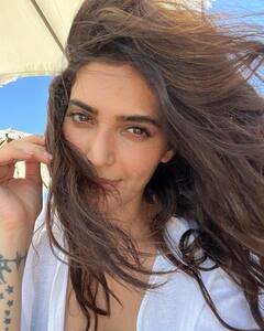 Karishma Tanna Pics: बीच पर मस्ती करती दिखाई दीं करिश्मा तन्ना, तस्वीरों में दिखा सिजलिंग लुक