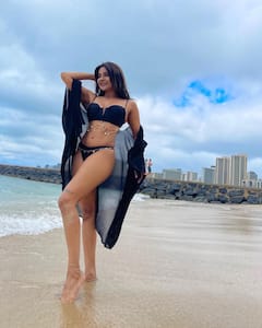 Sakshi Agarwal Photos: సాగర తీరంలో సాక్షి అందాల వల - చిక్కుకోకుండా తప్పించుకోగలరా!