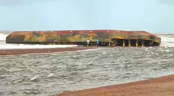 Ratnagiri News : गुहागर समुद्रकिनारी सिंगापूरचा बार्ज अडकला, इंधन नसल्याने प्रदूषणाचा धोका टळला