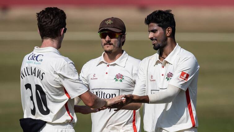 Washington Sundar takes five-wicket haul on debut in County Championship County Championship: অভিষেকেই ল্যাঙ্কাশায়ারের হয়ে ৫ উইকেট সুন্দরের, ফের দ্বিশতরান পূজারার