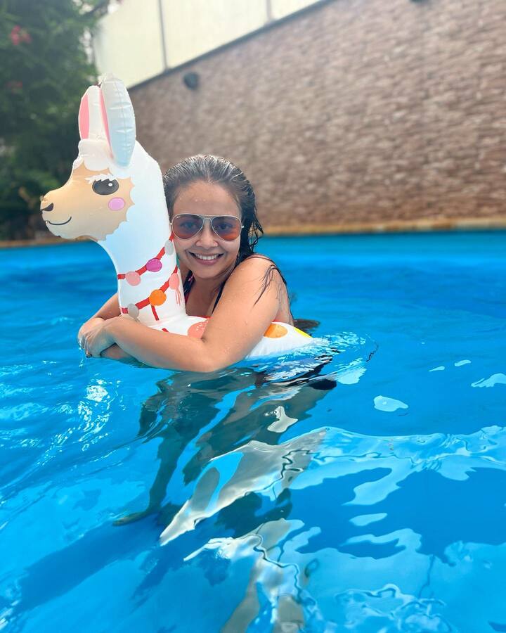 देवोलीना की तस्वीरों पर फैंस उन्हें ‘खूबसूरत’, ‘मिस वर्ल्ड’, ‘वाटर बेबी’, ‘जल परी’ जैसे कमेंट्स करके अपना प्यार जाहिर कर रहे हैं.