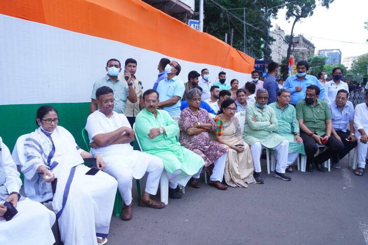 স্টেজের পিছনদিকে, রয়েছে VVIP entry gate, যেখান দিয়ে ঢুকবেন মমতা বন্দ্যোপাধ্যায়। এই পথেই মঞ্চে যাবেন, VVIP নেতারা। পুলিশ সূত্রে খবর, মঞ্চকে কেন্দ্র করে ৮টি জায়গার ছাদ থেকে হবে ভিডিওগ্রাফি। পুলিশের পাশাপাশি মোতায়েন থাকবে কুইক রেসপন্স টিম। রেডিও ফ্লাইং স্কোয়াড। তৈরি রয়েছে বম্ব ও ডগ স্কোয়াড।