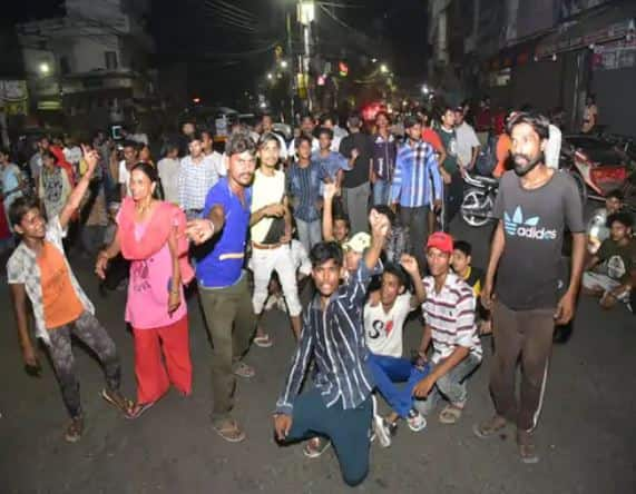 Young Girl death in Kundanpuri Ludhiana, the protesters closed the market, the shopkeepers agreed ਲੁਧਿਆਣਾ 'ਚ ਨੌਜਵਾਨ ਲੜਕੀ ਦੀ ਮੌਤ ਦਾ ਮਾਮਲਾ , ਪ੍ਰਦਰਸ਼ਨਕਾਰੀਆਂ ਨੇ ਬੰਦ ਕਰਵਾਇਆ ਬਾਜ਼ਾਰ , ਦੁਕਾਨਦਾਰਾਂ 'ਚ ਸਹਿਮ