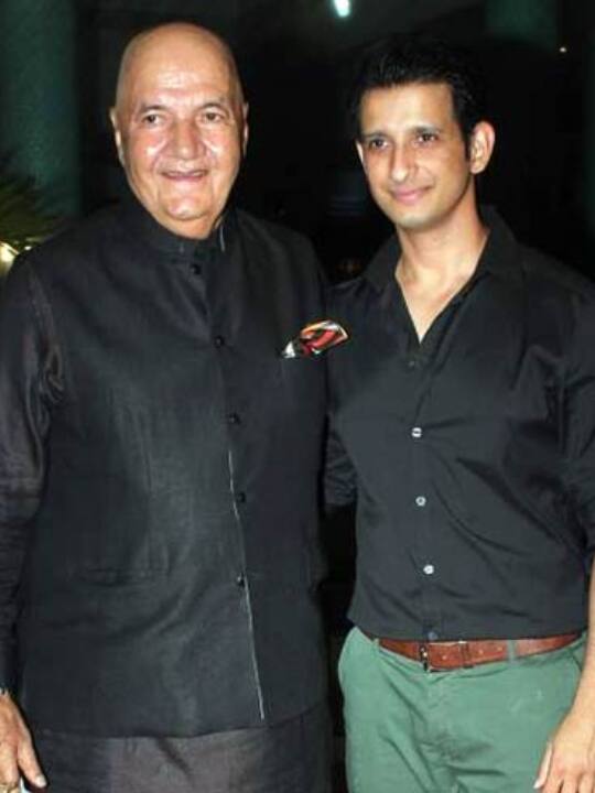 शरमन जोशी और प्रेम चोपड़ा- एक्टर शरमन जोशी (Sharman Joshi) दिग्गज कलाकार प्रेम चोपड़ा के दामाद हैं. ससुर दामाद के बीच काफी अच्छे रिश्ते हैं.