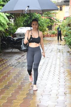Malaika Arora Photos: भारी बारिश में भी फिटनेस रूटीन मिस नहीं करतीं मलाइका अरोड़ा, छाता लिए एक्ट्रेस पहुंची जिम