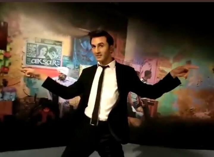 डीएलएफ के चौथे मंजिल पर मैडम तुसाद बनाया गया है. इसकी जानकारी देते हुए अंशुल जैन ने बताया की इस संग्रहालय को 16,000 स्क्वायर फीट एरिया में बनाया गया है. फिलहाल इसमें 50 वैक्स स्टेच्यू लगाए गए है. जिसमें कई हस्ती शामिल है. जैसे राजनेता, अभिनेता, सेलिब्रिटी, के साथ यहां खेल या संगीत जगत के लोग भी शामिल है.