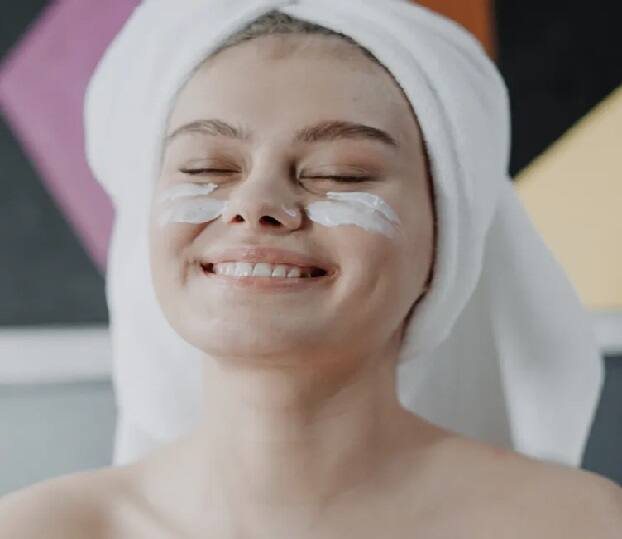 આ પેસ્ટને ક્લિન કરવા માટે કોટનનો ઉપયોગ કરો, આ સાથે ઠંડા પાણી સાથે સારી રીતે સ્કિનને વોશ કરી લો.ત્યારબાદ લાઇટ મોશ્ચરઇઝ ક્રિમ લગાવો.