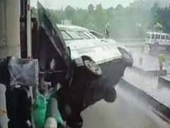 Karnataka Accident Video: कर्नाटक में  एंबुलेंस ने ले ली चार लोगों की जान, दिल दहलाने वाला वीडियो आया सामने