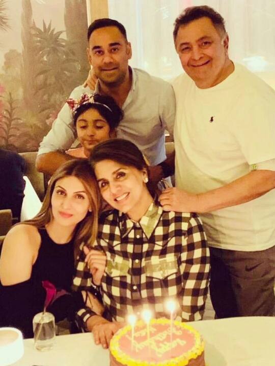 ऋषि कपूर और भरत साहनी- दिवंगत अभिनेता ऋषि कपूर के दामाद भरत साहनी (Bharat Sahni) एक बिजनेसमैन हैं. इनकी शादी रिद्धिमा कपूर सें साल 2006 में हुई है.