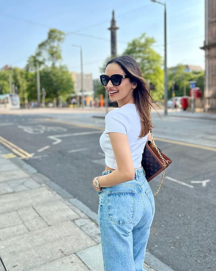 మాజీ విశ్వసుందరి మానుషి చిల్లర్ బ్రిటన్ వీధుల్లో చక్కర్లు కొడుతోంది. -Image Credit:Manushi Chillar/Instagram